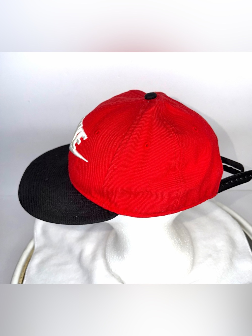 Nike Red and Black Flat-Brim  (BROKEN)  Snapback Hat with White Logo